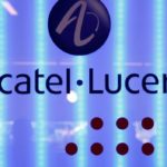 Logo Alcatel-Lucent illuminé sur fond bleu, avec des lumières verticales en arrière-plan