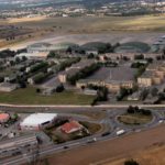 Vue aérienne de la base aérienne de Francazal près de Toulouse, avec ses hangars, bâtiments et pistes