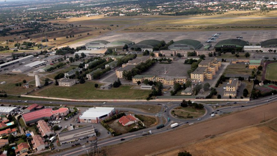 Vue aérienne de la base aérienne de Francazal près de Toulouse, avec ses hangars, bâtiments et pistes