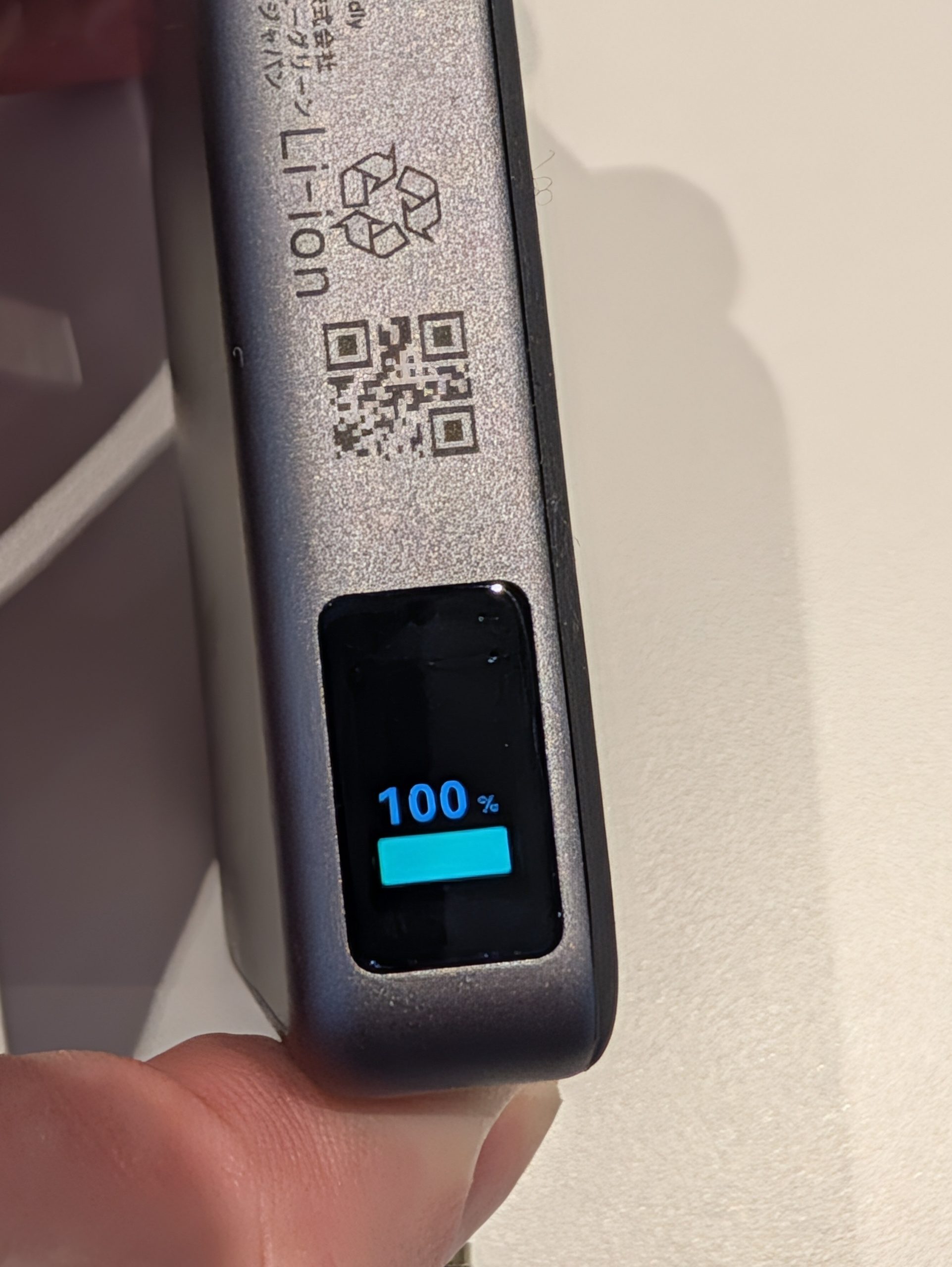 MagFlow Pro's side display showing 100% charge level and battery icon on the power bank's edge